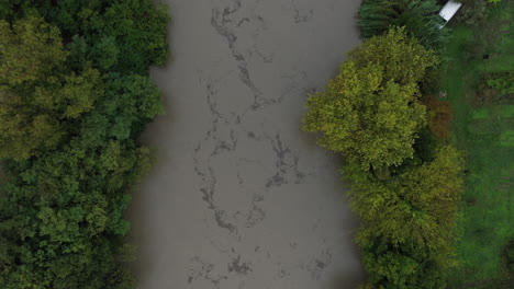 Luftaufnahme-Von-Oben-über-Einem-überfluteten-Fluss-Mit-Vielen-Sedimenten-In-Montpellier